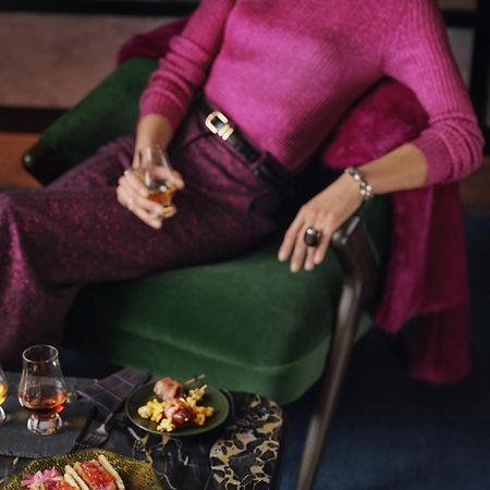 โรงแรมเรอแนสซองซ์ รอตเทอร์ดัม อัมสเตอร์ดัม ภายนอก รูปภาพ A woman drinking a glass of cognac