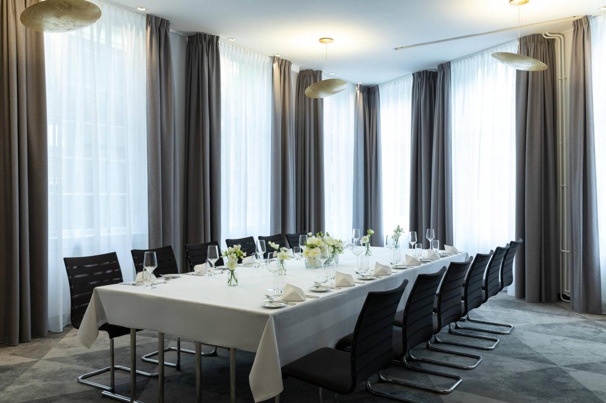 โรงแรมเรอแนสซองซ์ รอตเทอร์ดัม อัมสเตอร์ดัม ภายนอก รูปภาพ The boardroom at the London Stock Exchange