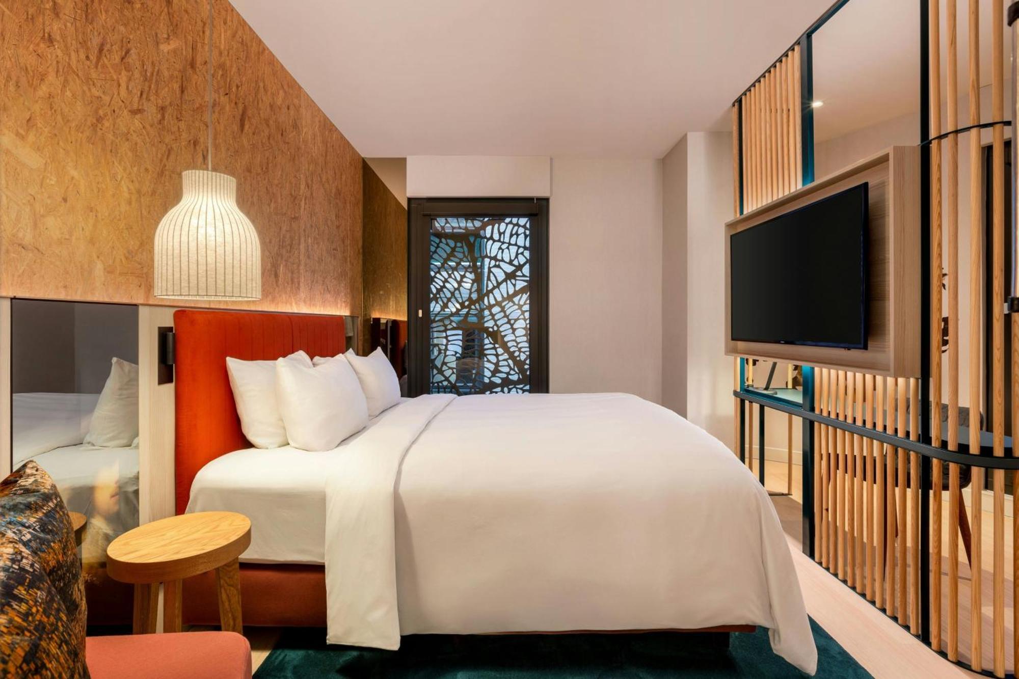 โรงแรมเรอแนสซองซ์ รอตเทอร์ดัม อัมสเตอร์ดัม ภายนอก รูปภาพ A guest room at the hotel