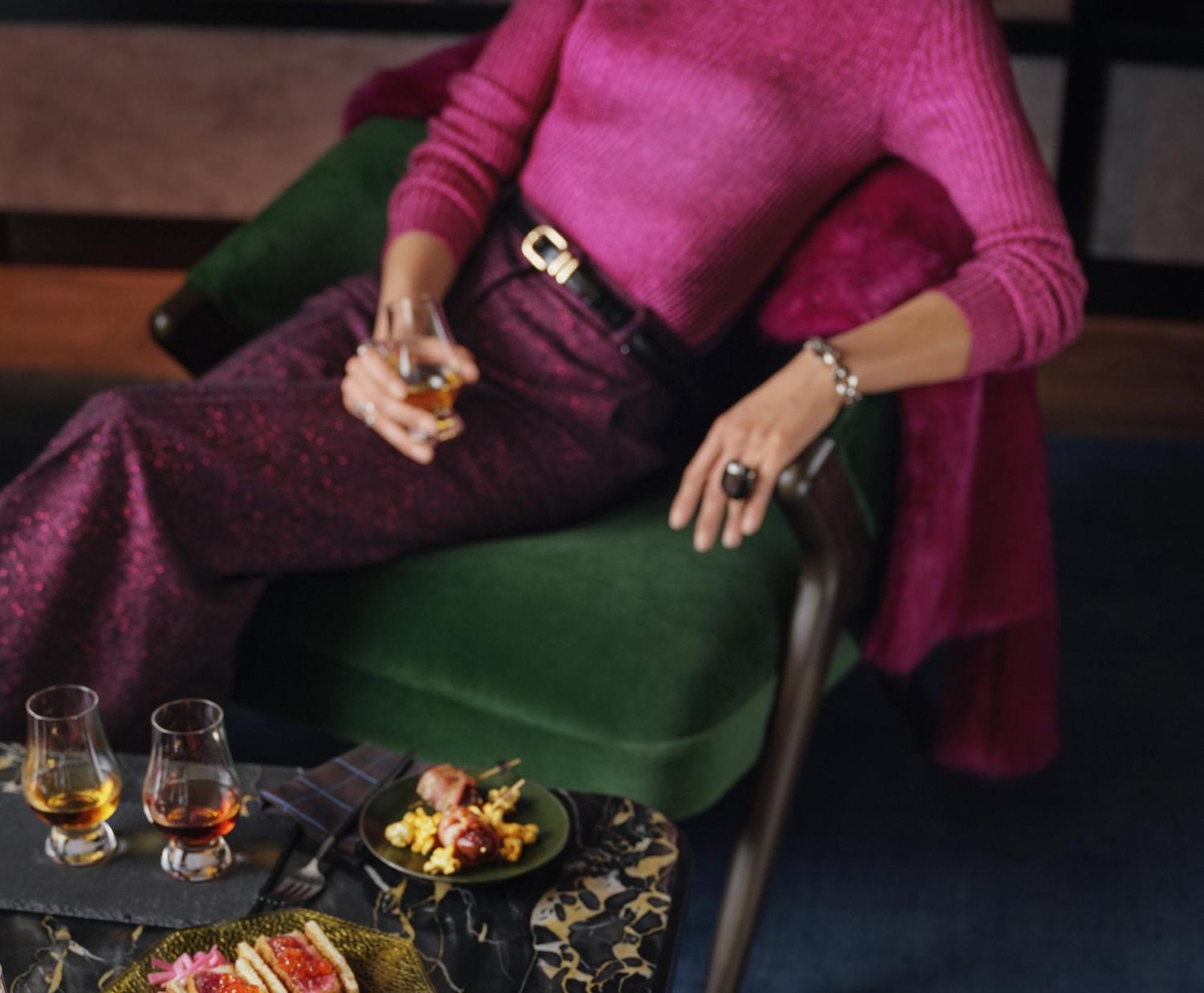โรงแรมเรอแนสซองซ์ รอตเทอร์ดัม อัมสเตอร์ดัม ภายนอก รูปภาพ A woman drinking a glass of cognac